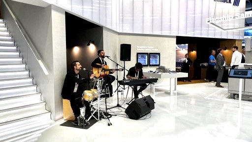 Grupo tocando en cena empresarial