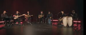 Banda completa de rumba actuando en escenario