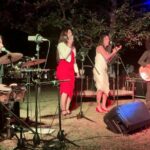 Banda tocando música en directo en un jardín durante una celebración