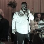 Rumba Gipsy en cuarteto tocando en directo en un salón con público