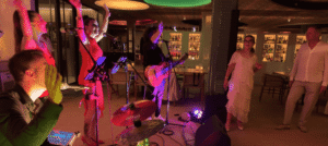 Cuarteto profesional de rumba actuando en directo