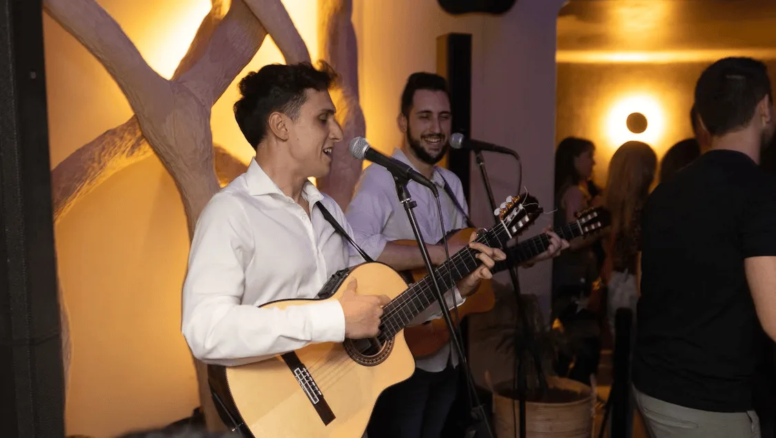 Dúo de rumba con guitarra y voz actuando en evento