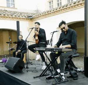 Trío rumbero con percusión, guitarra y voz en directo