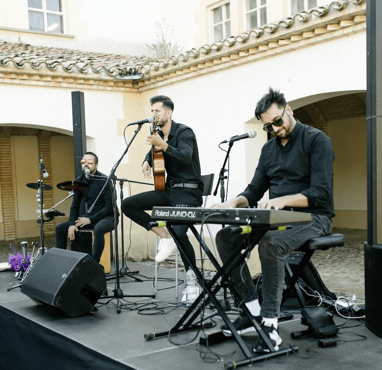 Trío rumbero con percusión, guitarra y voz en directo